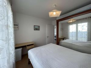 Maisons de vacances Maison de Vacances avec Terrasse Dallee, 6 Couchages, a Deux Pas de l'Ocean a St-Jean-de-Monts - FR-1-224C-94 : photos des chambres