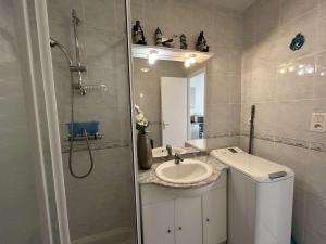 Maisons de vacances Maison de Vacances avec Terrasse Dallee, 6 Couchages, a Deux Pas de l'Ocean a St-Jean-de-Monts - FR-1-224C-94 : photos des chambres