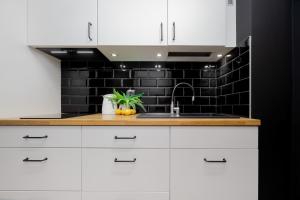 Piękne Studio z Balkonem dla 2 osób w Warszawie by Noclegi Renters