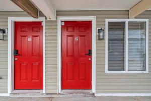 One Block to the Beach! with Free Parking