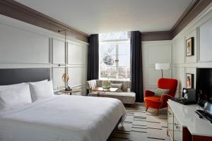 King Room with River View room in London Marriott Hotel County Hall