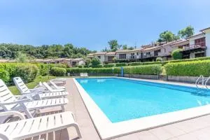 Mother of Pearl House with Lake View Pool - Barcuzzi