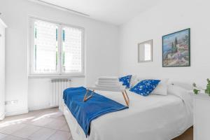 Mother of Pearl House with Lake View Pool