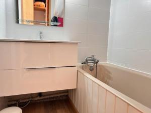Appartements Appartement cosy 2 pieces avec balcon et acces piscine a Risoul - FR-1-330-164 : photos des chambres