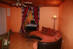 B&B / Chambres d'hotes Chambres d'hotes & Gites La Paysanne : Appartement avec Terrasse