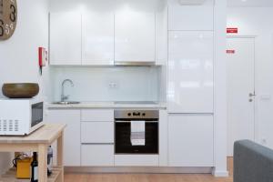 Host Wise - Sweet Sunny Flat with Balcony