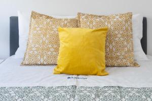 Host Wise - Sweet Sunny Flat with Balcony