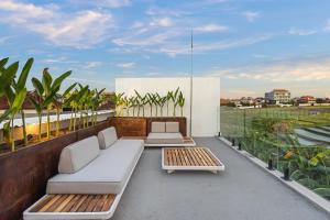 Villa Hijau with 3 BR and Rooftop in Center of Berawa