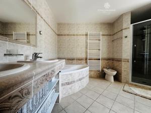 Villas Spacieuse et confortable villa avec piscine - L-Imperiale : photos des chambres