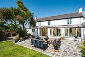 Dunes Farm, 5 min walk to beach, log fire, dog friendly, hot tub - Gwithian