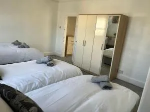 Stylish Large comfortable 5 bedroom house - Laceby