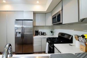 New Modern 3BR 3BA Apt in Central Los Angeles with Rooftop & Parking