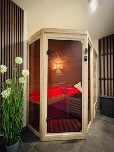 8 Personen Ferienhaus ,,Seegelblick" am Goitzschesee, erste Reihe am Strand mit Sauna, Whirlpool, Kamin, Wallbox & SUP