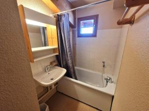 Appartements Appartement 2 pieces + cabine, 6 pers centre station Valfrejus avec balcon - FR-1-265-240 : photos des chambres