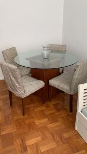 Quarto privativo em apartamento bem localizado