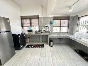 Cozy 3 BR house & green lawn near Airport & Old town