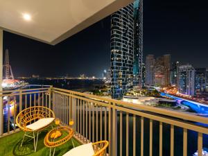 Brand New! Dubai Eye & JBR Beach Panorama!