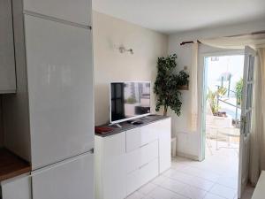 Bright & spacious with aircon