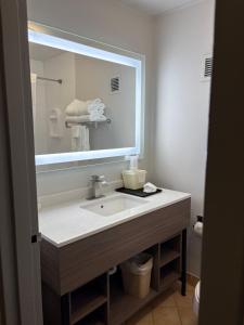King Room with Tub - Disability Access/Non Smoking room in Ramada by Wyndham Kearney