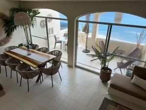 Beautiful apartment beach front, big pool