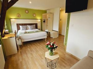 Hotels Logis Loire Hotel - Les Cocottes Restaurant : photos des chambres