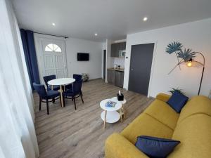 Hotels Logis Loire Hotel - Les Cocottes Restaurant : photos des chambres