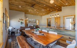 The Yellowstone - Spacious Wapiti Valley Cabin with Stunning Views!