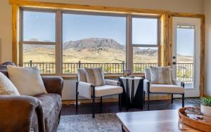 The Yellowstone - Spacious Wapiti Valley Cabin with Stunning Views!