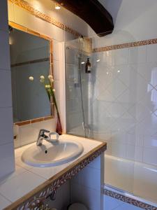 Hotels Hotel-Restaurant Le Moulin De La Camandoule : photos des chambres