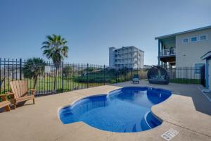 Port Aransas Home Private Pool Less Than 1 Mi to Beach!