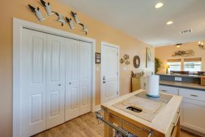 Port Aransas Home Private Pool Less Than 1 Mi to Beach!