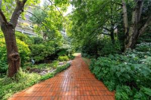 Hyde Park Apartment - 5 sleeps - Parking