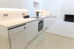 Hyde Park Apartment - 5 sleeps - Parking