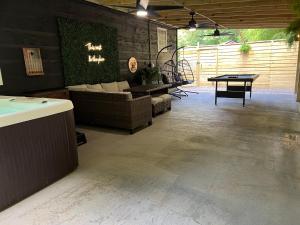 Flat Fenced Yard, Hot Tub, Wifi, Pool Table