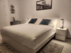 Kriss Studio-Classy White Apartment