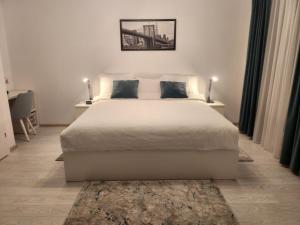 Kriss Studio-Classy White Apartment