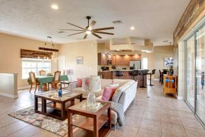 9 Mi to Downtown Fort Myers Home with Lanai and Grill