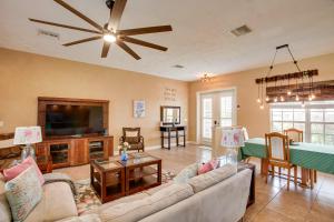 9 Mi to Downtown Fort Myers Home with Lanai and Grill