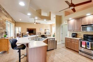 9 Mi to Downtown Fort Myers Home with Lanai and Grill