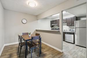 400 winchester 605 l 2 Bed 2 Bath Newly Furnished