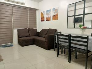 2Bedroom 2Bath near moa with Balcony facing pool