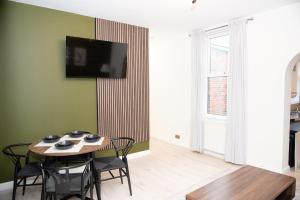 Modern City Living, 1km from the Heart of Town!