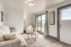 Oakwoods 1BR Suite in Bankview