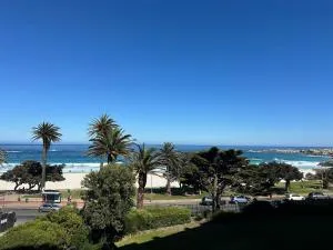 Vibrant Beachfront Getaway in Camps Bay - Camps Bay