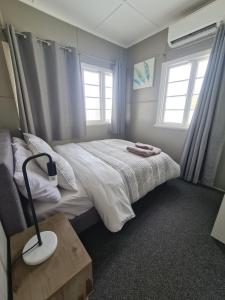 3 bedroom house 2000 m2 - 5 mins WALK to Torquay Beach, Hervey Bay