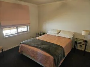 Quiet bedroom own Bathroom at home in Golden Square - Wedderburn