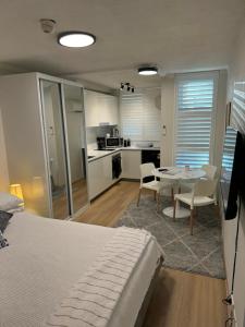Renovated Central Studio w pool & just off Oxford St