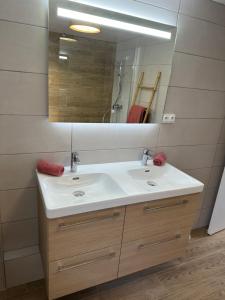 Maison familiale, 13 lits, 3 SDB, parking gratuit, jardin, terrasse