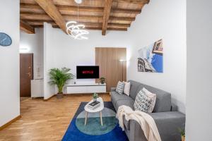 Martins Home - Historic Boutique Apartment with Free Parking, Fast Wi-Fi, AC, Perfect for Couples & Business in Modena Center