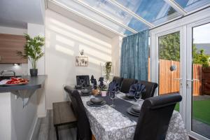 Cosy, Modern home in Kent, Sleeps 8, Free Parking, 17min train to central London